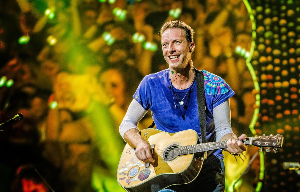 Chris Martin pede que fãs devolvam pulseiras do Coldplay “São caras”