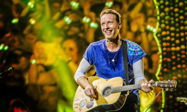 Chris Martin pede que fãs devolvam pulseiras do Coldplay “São caras”