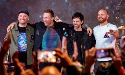 Vocalista do Coldplay revela o sexo do bebê de casal de fãs durante show