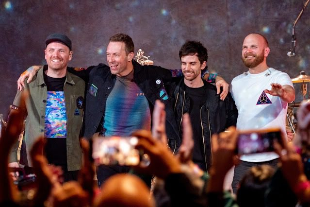 Vocalista do Coldplay revela o sexo do bebê de casal de fãs durante show