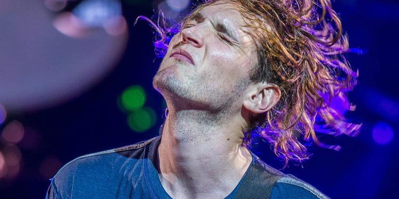 Josh Klinghoffer admite dificuldade em ouvir novos álbuns do Red Hot Chili Peppers após sua saída “estavamos criando músicas mais legais”