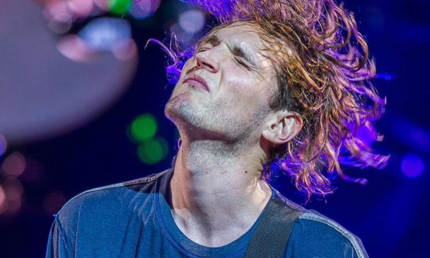 Josh Klinghoffer admite dificuldade em ouvir novos álbuns do Red Hot Chili Peppers após sua saída “estavamos criando músicas mais legais”