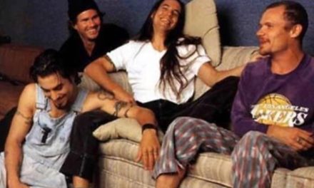 Há 25 anos: Red Hot Chili Peppers demitem Dave Navarro