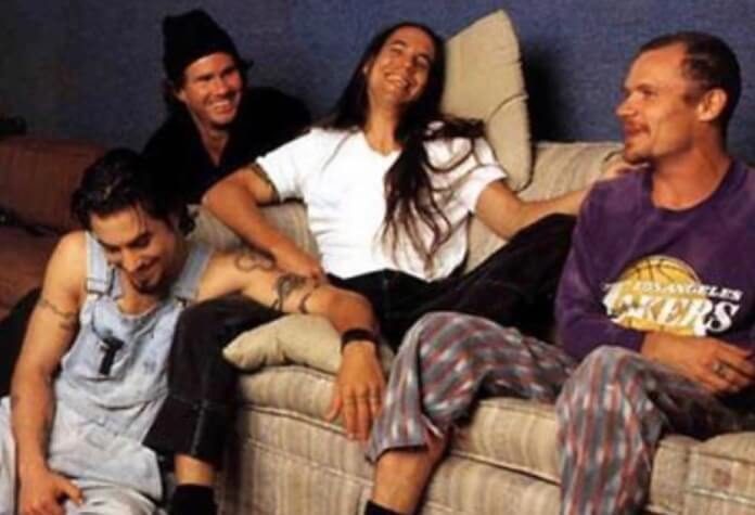 Há 25 anos: Red Hot Chili Peppers demitem Dave Navarro