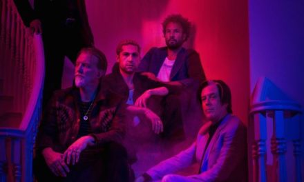 QUEENS OF THE STONE AGE lança “Carnavoyeur”  Que faz parte do seu próximo álbum In Times New Roman…