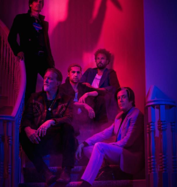 QUEENS OF THE STONE AGE lança “Carnavoyeur”  Que faz parte do seu próximo álbum In Times New Roman…