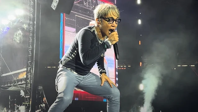 Arnel Pineda, vocalista do JOURNEY, reage novamente às críticas sobre sua performance no Rock In Rio e diz que está ‘devastado’