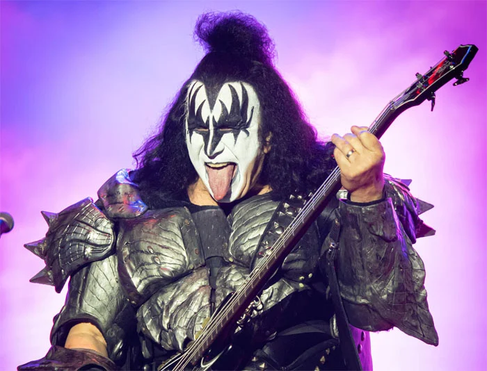 Gene Simmons responde com sarcasmo a críticas sobre os avatares do Kiss